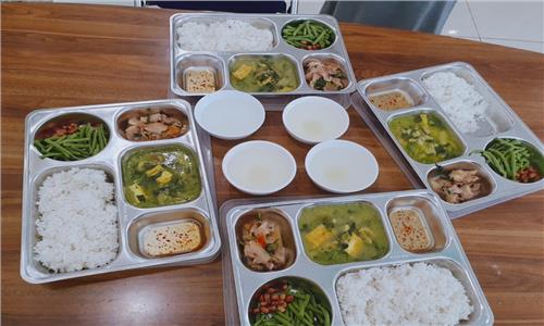 BỮA ĂN TRƯA CỦA CÔNG NHÂN VIÊN MÁY BIẾN ÁP LE - KHÔNG CHỈ LÀ ĂN NO